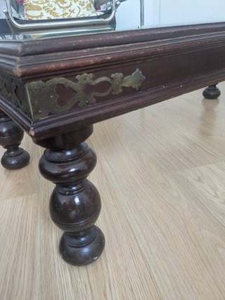 Mesa de centro antigua de madera y cristal