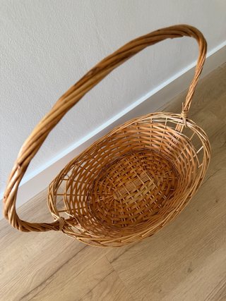 Cesta de mimbre con asa