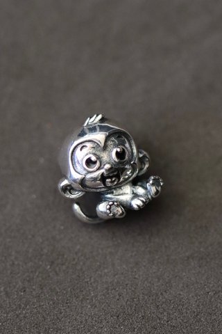Charm de mono plateado