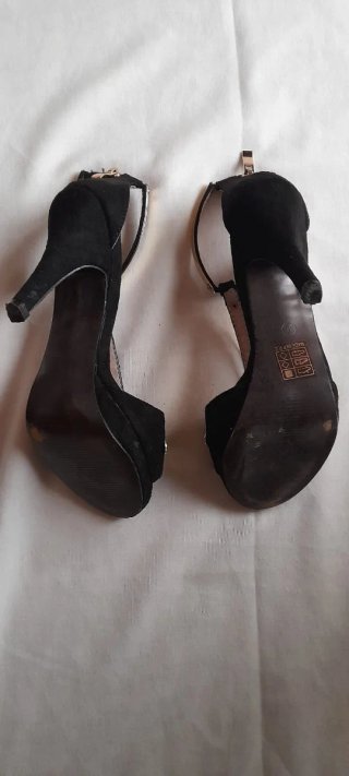 Zapatos de tacón negros con detalles dorados