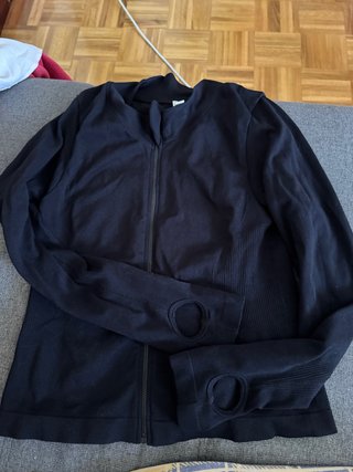 Chaqueta deportiva negra con cremallera
