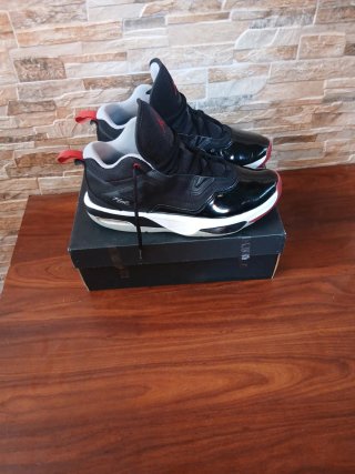 Zapatillas Jordan Negras y Rojas