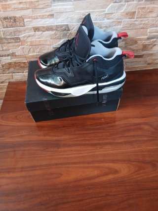 Zapatillas Jordan Negras y Rojas