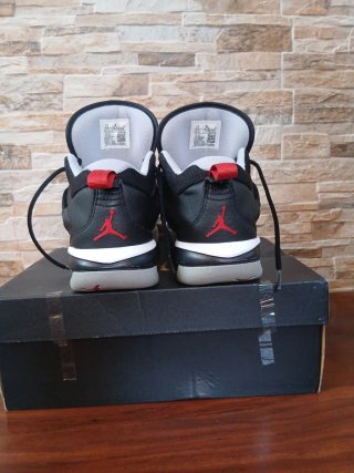 Zapatillas Jordan Negras y Rojas