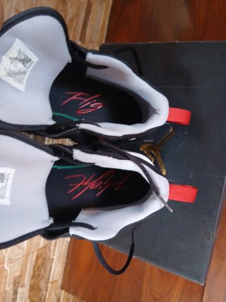 Zapatillas Jordan Negras y Rojas