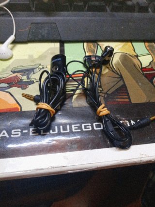 Auriculares Samsung Negros y Blancos