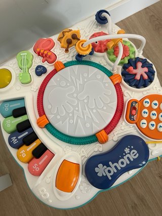 Mesa de actividades para bebé.