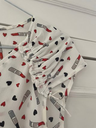 Blusa blanca con estampado de pintalabios y corazo