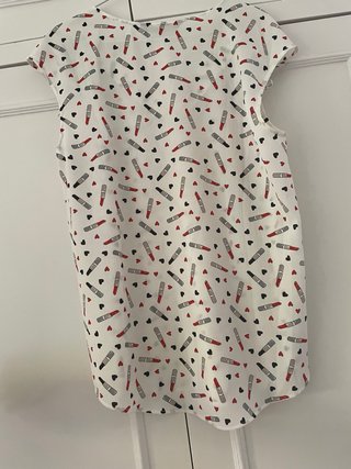 Blusa blanca con estampado de pintalabios y corazo