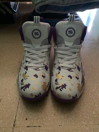Deportivas Baloncesto Morado y Blanco