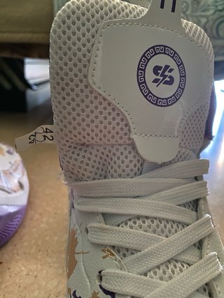 Deportivas Baloncesto Morado y Blanco