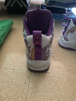 Deportivas Baloncesto Morado y Blanco