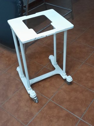 Mesa para máquina escribir con ruedas