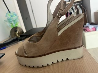 Sandalias de cuña beige y blancas
