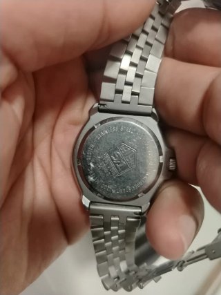 Reloj de pulsera plateado y azul