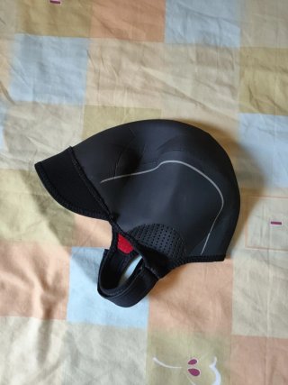 Gorro de surf Alder negro y rojo
