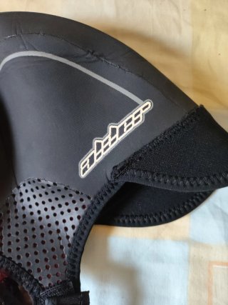 Gorro de surf Alder negro y rojo