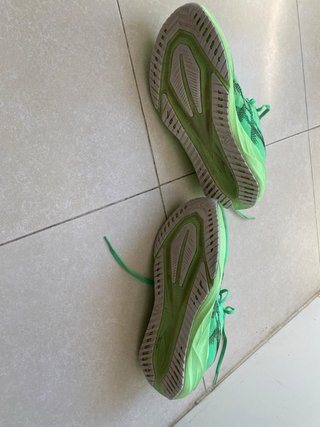 Asics Novablast 5 Verdes 250km en muy buen estado