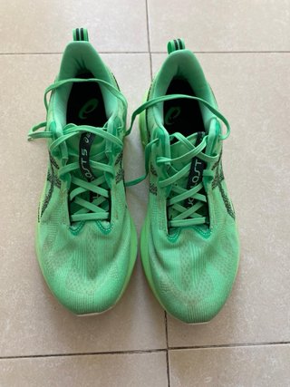 Asics Novablast 5 Verdes 250km en muy buen estado