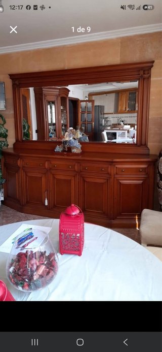 Mueble de salón de madera oscura