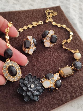 Conjunto Collar y Pendientes Negro Dorado