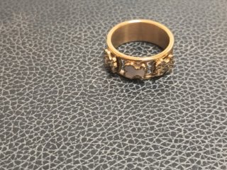 Anillo acero dorado con diseño