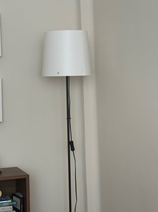 Lámpara de pie Ikea Negra y Blanca