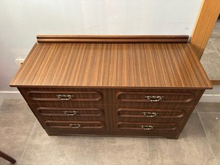Cómoda de madera con 3 cajones