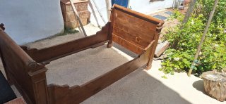 Cama o sofá de madera antiguo