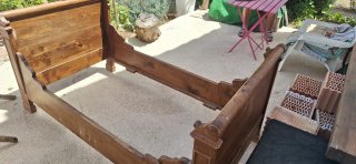 Cama o sofá de madera antiguo