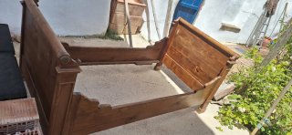 Cama o sofá de madera antiguo