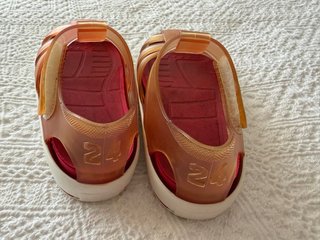 Chanclas de playa rosas marca Igor talla 24