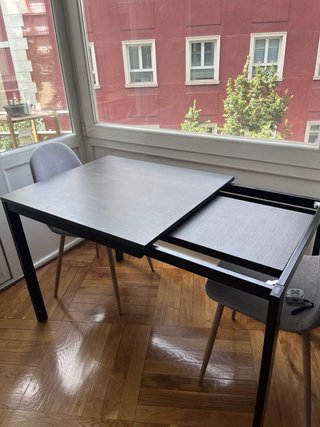 Mesa extensible negra.