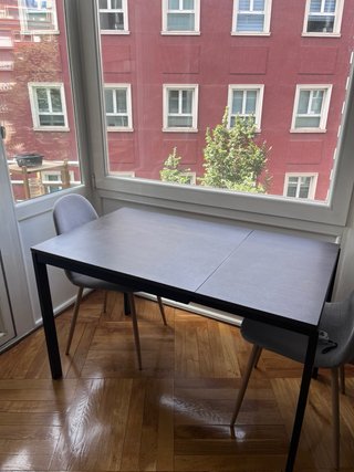 Mesa extensible negra.