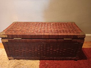 Baúl de mimbre con detalles en latón