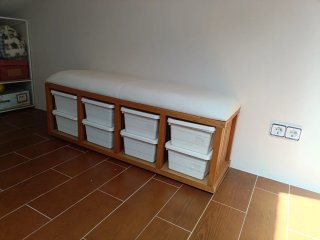 Banco organizador con cajones de madera y plástico