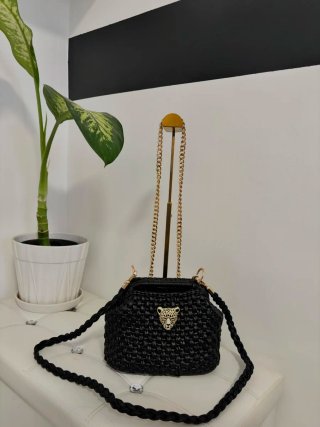 Borsa nera con dettaglio leopardo dorato