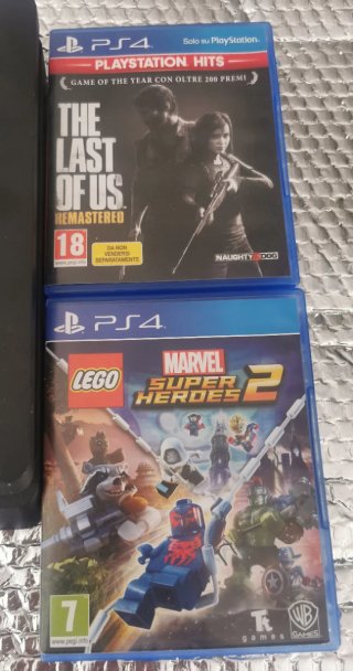 PS4 Slim 1TB + 2 Giochi + 2 Controller