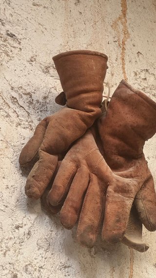 Antigüedad de latón madera, cerámica y metal