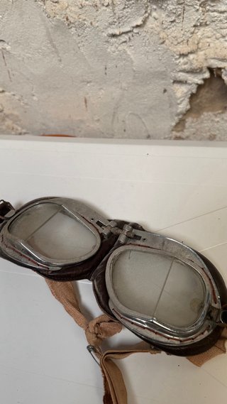Antigüedad de latón madera, cerámica y metal