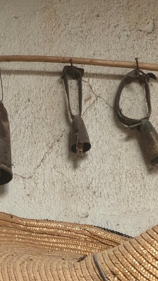 Antigüedad de latón madera, cerámica y metal