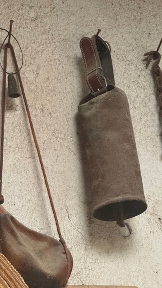 Antigüedad de latón madera, cerámica y metal