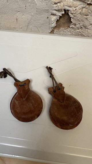 Antigüedad de latón madera, cerámica y metal