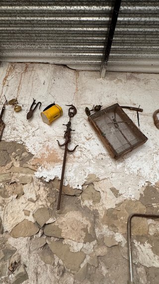 Antigüedad de latón madera, cerámica y metal