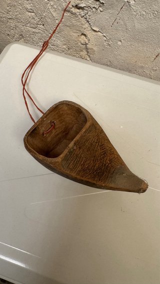 Antigüedad de latón madera, cerámica y metal