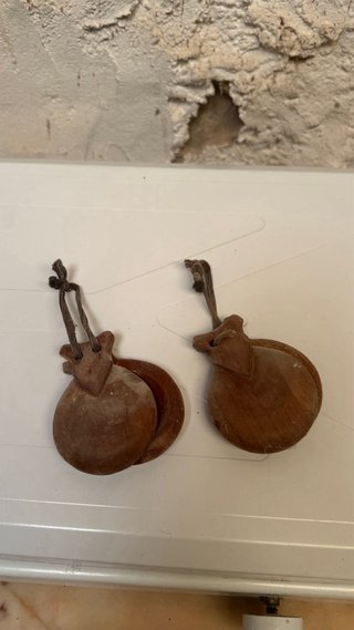 Antigüedad de latón madera, cerámica y metal