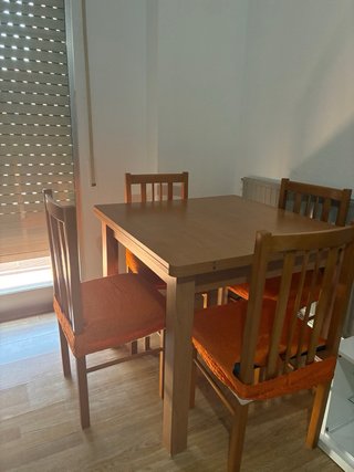 Mesa de comedor con 4 sillas