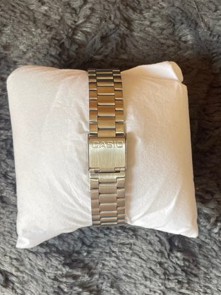 Reloj Casio Vintage Plateado y Rojo