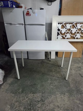 Mesa de cocina blanca patas metálicas