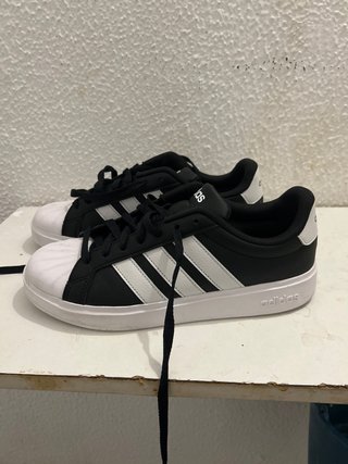 Zapatillas Adidas Negras y Blancas